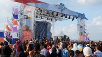Jamrud menghibur penonton jelang nobar MotoGP di Pantai Marina Boom Banyuwangi.
