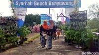 Inilah Pantai Pulau Santen di Banyuwangi ditetapkan sebagai destinasi wisata halal. Di pantai syariah ini, pengunjung pria dan wanita dipisah. Ada yang menuding ini merupakan bentuk Arabisasi. (Putri Akmal/detikcom)