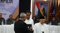 Surat ketupusan tentang penetepan pasangan presiden dan wakil presiden terpilih itu diserahkan langsung oleh Ketua KPU Arief Budiman.