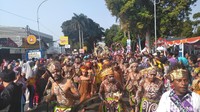 Kali ini istimewa, sepanjang helaran hati jadi Kota Bogor, Gubernur DKI Jakarta Bapak Anies Baswedan hadir bersama kita. Semoga ini mempererat kerjasama yang harmoni antara Kota Bogor dan Jakarta. Semoga Pak Anies sehat selalu, kata Bima Arya. (Farhan/detikcom)