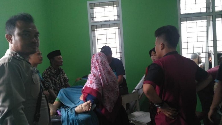 Kapal Pengangkut Keluarga Pengantin Dihantam Badai di Nias Barat, 1 Tewas Kapal Pengangkut Keluarga Pengantin Dihantam Badai di Nias Barat, 1 Tewas
