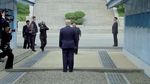 Momen Trump Jadi Presiden AS Pertama yang Injakkan Kaki di Korut