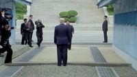 Dilansir AFP, Minggu (30/6/2019), Trump dan Kim bertemu hari ini, usai Presiden AS itu secara tiba-tiba melempar undangan pertemuan dengan pimpinan Korea Utara itu melalui Twitternya pada Sabtu (29/6) kemarin. Trump dan Kim memulai pertemuan dengan berjabat tangan. (Foto: REUTERS/Kevin Lamarque)