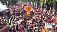 Warga sudah memadati Jalan Sudirman sejak pagi hari. Pada Minggu (30/6/2019), iring-iringan grup seni dan budaya dari berbagai daerah berjalan menghibur warga dengan titik start di kantor Balai Kota Bogor dan berakhir di bundaran Air Mancur. (Farhan/detikcom)