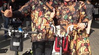 Nggak kalah romantis, Dendy dan Evy juga berbalut kostum senada. Menurut Dendy, mereka tidak sengaja menarik batik khas Yogyakarta tersebut dari lemari baju. Akhirnya pakaian tersebut digunakan dalam sunday race bersama komunitas Brompton. (Foto: Rosmha Widiyani/detikHealth)