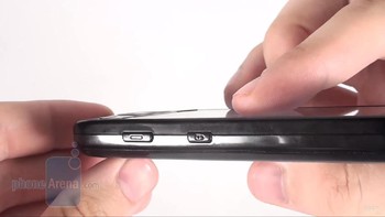 Tombol power ada di sisi kanan ponsel. Foto: YouTube/PhoneArena