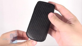 Terdapat sarung pelindung yang menutup seluruh bagian ponsel, kecuali speaker. Tersedia dalam warna hitam dan putih, Galaxy GT-I7500 dibanderol pada kisaran 140 euro, atau sekitar Rp 1,9 juta kala itu. Foto: YouTube/PhoneArena