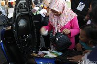 Nailis memasukkan sembako ke bagasi Freego