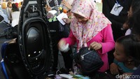 Luasnya bagasi motor ini membuat Nailis Saadah, warga Honggosoco, Jekulo, Kudus, Jawa Tengah, takjub. Motor Yamaha Freego bisa menampung 18 barang, dari beras 5 kg sampai dompet-dompetnya. Foto: Dadan Kuswaraharja