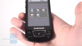 Bagi yang penasaran tombol apa di tengah-tengah tombol untuk kembali dan menutup telepon, itu merupakan tombol untuk mengakses menu khusus. Foto: YouTube/PhoneArena