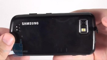 Di bagian belakang, ada kamera lengkap dengan LED flash. Foto: YouTube/PhoneArena