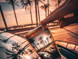 Potret Framing Menawan Pakai Barang di Sekitaran