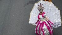 Jakarnaval dimeriahkan dengan penampilan seni budaya dari berbagai daerah di Indonesia.