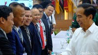 Tampak Direktur Hukum Tim Kampanye Nasional Jokowi-Maruf, Ade Irfan Pulungan mengenalkan rekan-rekannya di kubu Prabowo pada Jokowi. Jokowi tampak tersenyum sambil bersalaman.