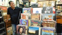 Mahalnya harga piringan hitam itu ditentukan oleh kelangkaan barang dan popularitas band atau penyanyinya.