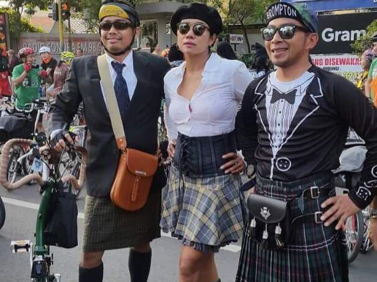 Kostum Kece Pesepeda Brompton, Tetep Gaya Meski Keringetan