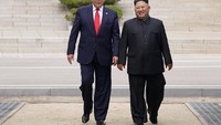 Donald Trump berjalan bersama Kim Jong Un, Seoul, Korea, (30 Juni 2019). (REUTERS/Kevin Lamarque)