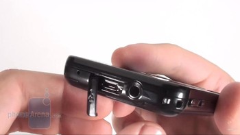 Di bagian atas, terdapat microUSB yang dilengkapi penutup serta jack audio 3.5mm. Foto: YouTube/PhoneArena