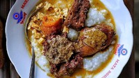 Bubur lemu dari selatan Jogja ini harganya Rp 8.000. Toppingnya gudeg komplet pake telur dan tahu. Mantul! Foto : Instagram @jogja.ngunyah