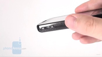 Sedangkan tombol volume berada di sisi kiri smartphone ini. Foto: YouTube/PhoneArena
