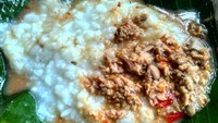 Selain murah bubur lemu juga sedap kerena dibungkus daun pisang. Foto : Instagram @mbahgonk