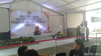 Sementara di bagian luar, terlihat sudah ada tenda besar yang dibangun di halaman KPU. Rencananya tenda itu dipersiapkan untuk menggelar konferensi pers. (Foto: Ibnu/detikcom)