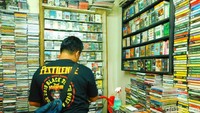 Demikian pula bisnis kaset pita yang biasa diperdengarkan lewat perangkat radio. Kaset-kaset pita ini sama langkanya dengan piringan hitam, sementara yang mencarinya banyak.