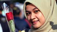 Aksi bagi-bagi bunga dilakukan di kawasan Car Free Day (CFD), Jl MH Thamrin, Jakarta Pusat, Minggu (30/6/2019).