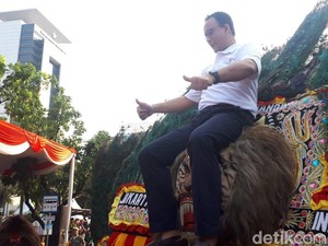 Meriahnya Jakarnaval, Anies Baswedan Naik ke Atas Reog