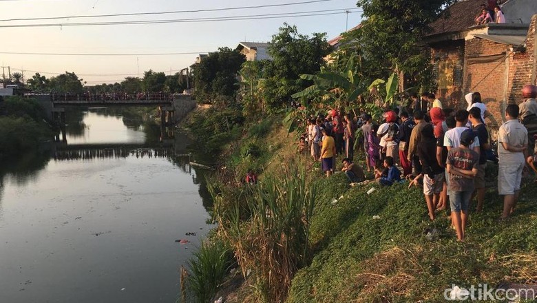 Mayat Perempuan Tanpa Identitas Ditemukan di Sungai Mojokerto Mayat Perempuan Tanpa Identitas Ditemukan di Sungai Mojokerto