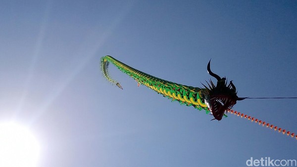 Layang-layang unik dalam berbagai bentuk seperti spiral, biola, becak, angkringan pikul, keris empu gandring, lebah, monster laut hingga naga raksasa sepanjang 125 meter terbang di festival ini. (Rinto Heksantoro/detikcom)