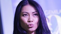 Sepertinya Anggun C Sasmi memang murah senyum alias sumeh.  Foto: Palevi/detikHOT
