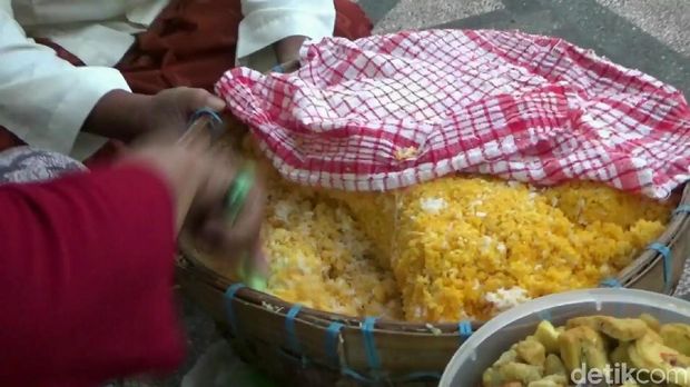Nenek Suriyah, Nabung Puluhan Tahun dan Nyicil Biaya Haji Hasil Jualan Nasi Jagung