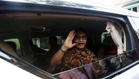 Adhyaksa melambaikan tangan dari dalam mobil sebelum meninggalkan kediaman Prasetio Edi Marsudi.