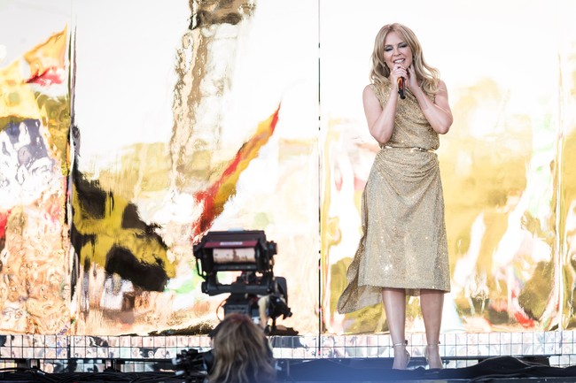 Untuk busana terakhir, Kylie Minogue mengandalkan gaun emas karya Kolchagov Barba dan Preciosa Crystals. Gaun yang dipermanis dengan slim-belt senada itu bernilai 50 ribu poundsterling atau hampir mencapai Rp 900 juta. Foto: Getty Images