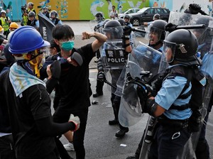 Polisi Bentrok dengan Pengunjuk Rasa di Hong Kong