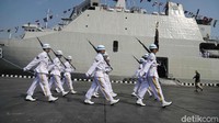 Parade ini dilakukan tepat di depan KRI yang sedang bersandar di Markas Kolinlamil.