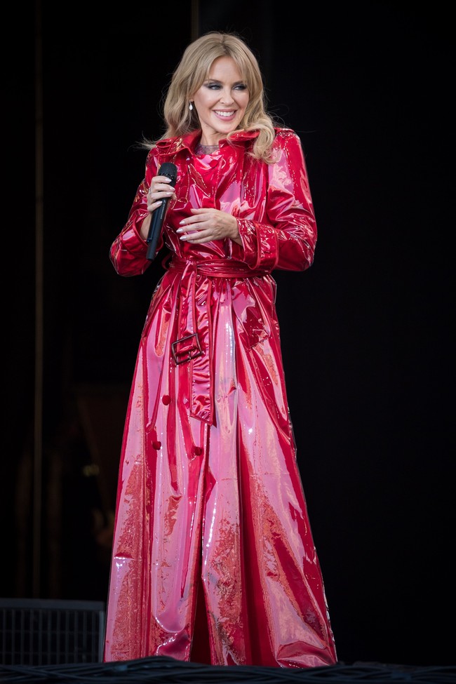 Penampilan Kylie lalu berubah saat hendak melantunkan salah satu hitsnya dari 1988, Je Ne Sais Pas Pourquoi. Pilihannya kali ini jatuh pada trench-coat merah berbahan PVC. Foto: Getty Images