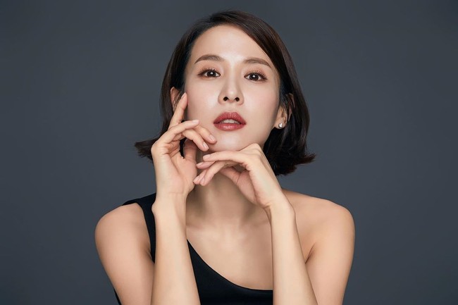 Cho Yeo Jeong telah membintangi sejumlah film erotis seperti The Concubine, The Servant, dan Obsessed. Sang aktris pun ditampilkan beradegan panas dengan Lee Sun Kyun dalam film Parasite. Foto: Instagram lightyears81