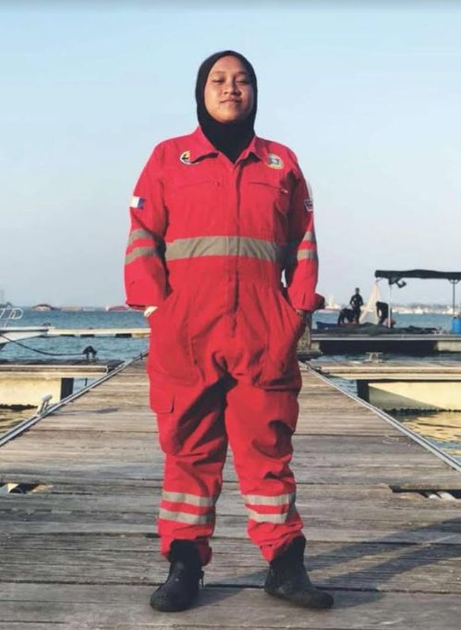 Pekerja pengelas bawah laut umumnya dilakoni pria. Namun, berbeda dengan wanita berhijab dan tangguh bernama Nur Izzati Athirah Mohammad Yusoff. Ia menjadi tukang las bawah laut wanita pertama di Malaysia. Foto: Dok. World of Buzz