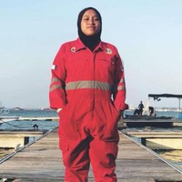 Pekerja pengelas bawah laut umumnya dilakoni pria. Namun, berbeda dengan wanita berhijab dan tangguh bernama Nur Izzati Athirah Mohammad Yusoff. Ia menjadi tukang las bawah laut wanita pertama di Malaysia. Foto: Dok. World of Buzz