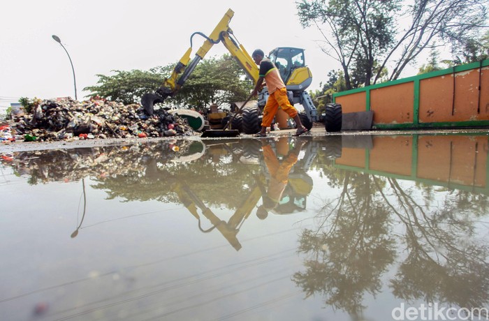 Sampah nampak berceceran di pinggir Jalan Sunter, Jakarta Utara. Hal itu terjadi karena lahan yang akan dibangun fasilitas ITS baru akan dimulai akhir Juli 2019.