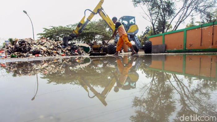 Sampah nampak berceceran di pinggir Jalan Sunter, Jakarta Utara. Hal itu terjadi karena lahan yang akan dibangun fasilitas ITS baru akan dimulai akhir Juli 2019.