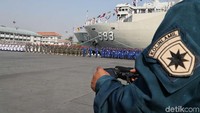 Setelah upacara, rangkaian perayaan HUT diramaikan dengan sejumlah atraksi dari prajurit TNI AL.