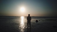 Pose siluet pun menjadi favorit saat hunting foto di pantai ini. (Syahdan Alamsyah/detikcom)