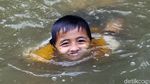 Asyiknya Bermain di Anak Sungai Ciliwung