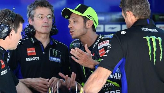 Monster Energy Yamahas Italian rider Valentino Rossi (C) talks to mechanics during the Catalunya MotoGP Grand Prix third free practice session at the Catalunya racetrack in Montmelo, near Barcelona, on June 15, 2019. (Photo by LLUIS GENE / AFP)