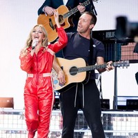 Busana berikutnya adalah jumpsuit kulit berwarna merah yang dipadukannya dengan boots senada. Pakaian tersebut dipakai Kylie saat duet bersama vokalis Coldplay Chris Martin. Foto: Getty Images