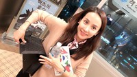 Sepertinya ini pose candid ya. Saat membuka tas, pemain serial I Need Romance ini sedang asyik menenteng air mineral botol. Foto: Instagram lightyears81