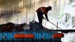 Aksi Pasukan Oranye Jaga Kebersihan Kali Item Kemayoran